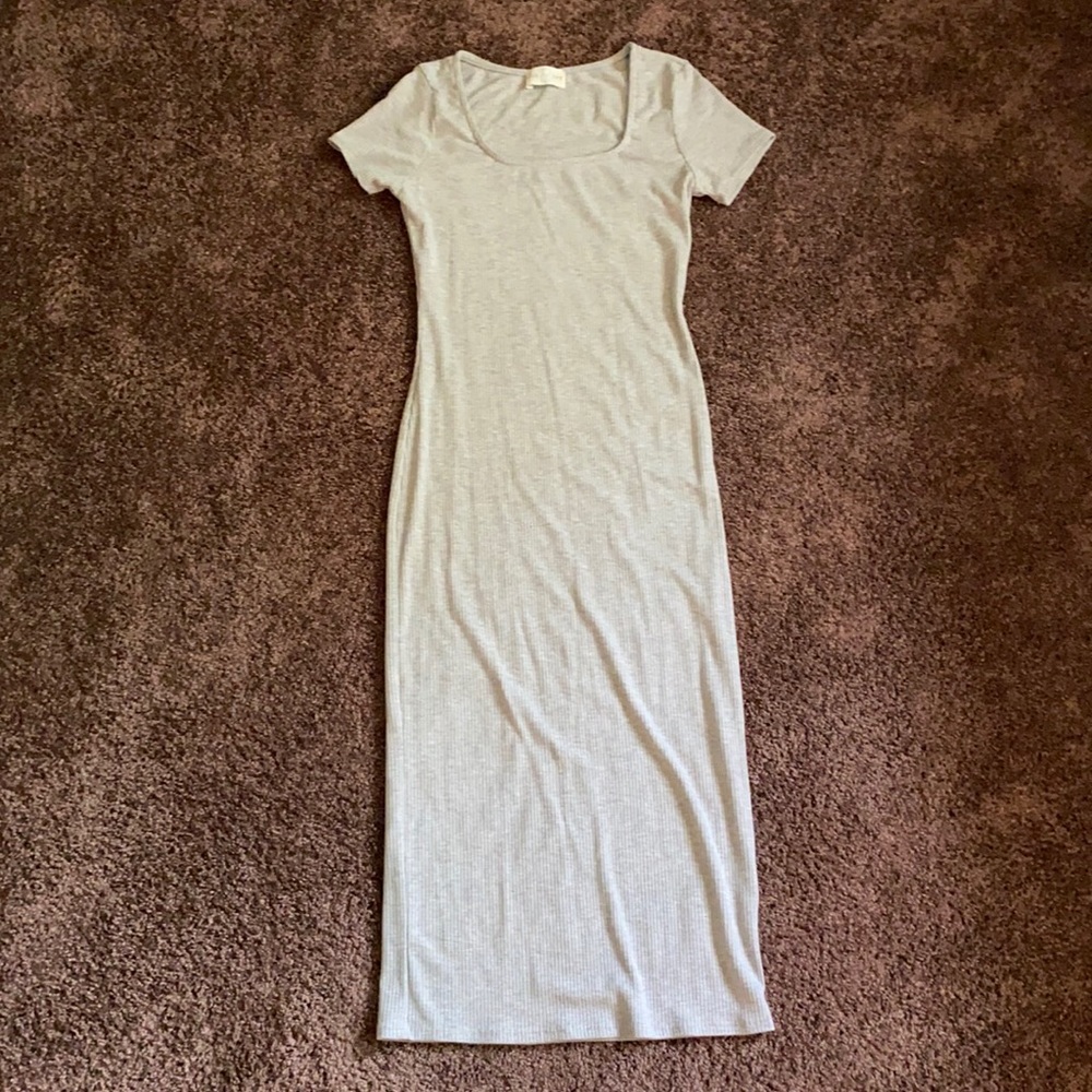 Francesca’s Collections Gray Ribbed Square Neck Short Sleeve Midi Length Dress